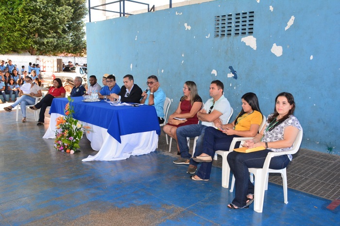 Grupo de autoridades sentadas durante audiência pública