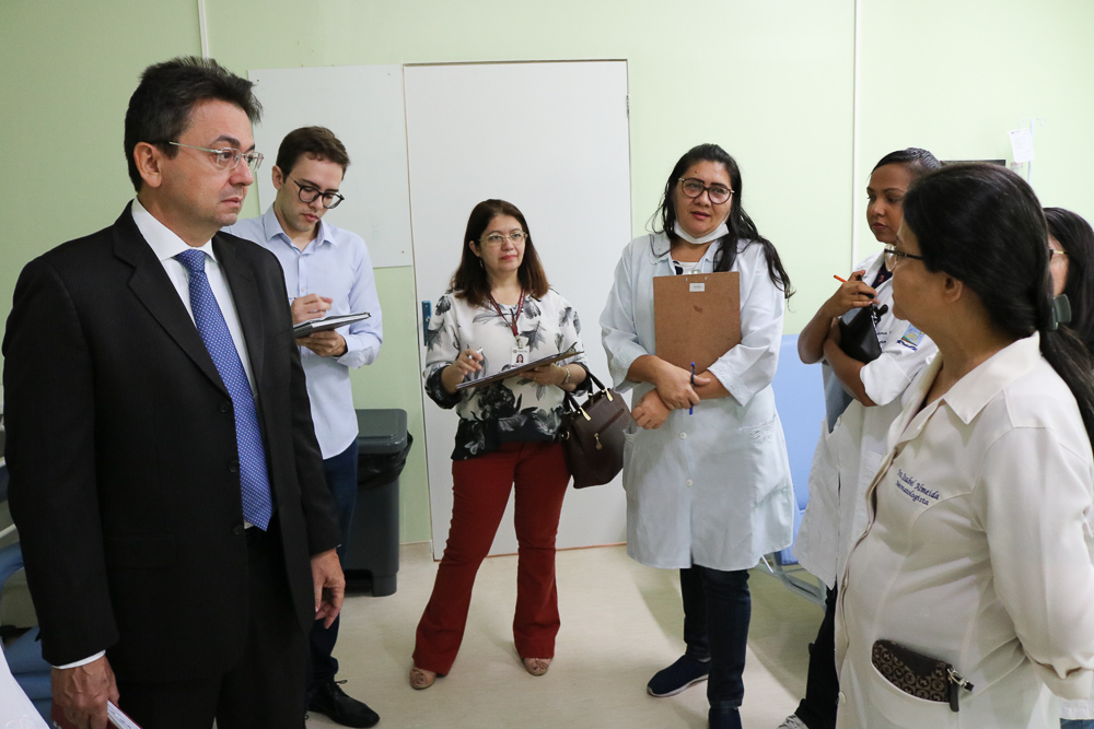 Promotor Eny Vieira dialoga com funcionárias e ouve as principais demandas.
