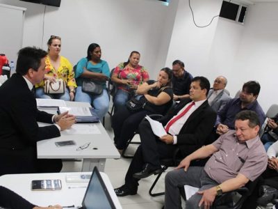 Pessoas sentadas em uma sala de aula