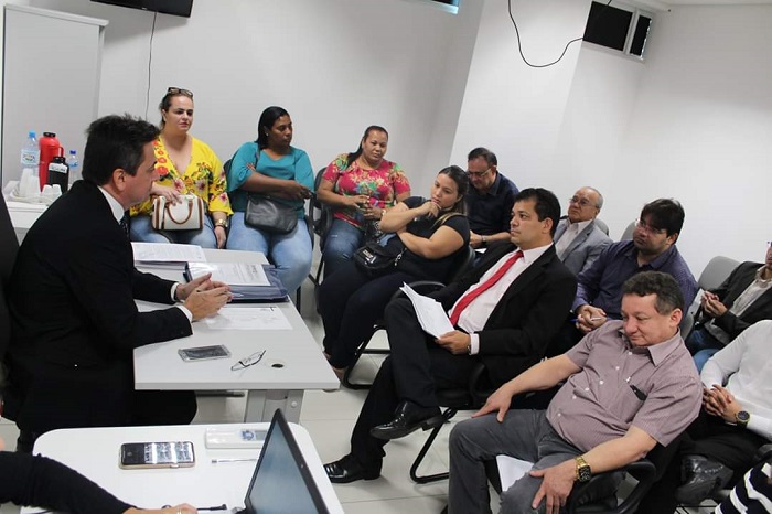 Pessoas sentadas em uma sala de aula