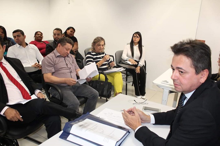 Pessoas sentadas em sala de aula durante reunião 