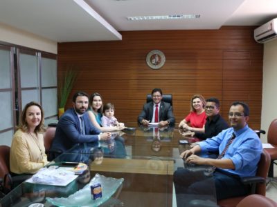 Pessoas sentadas em volta de uma mesa