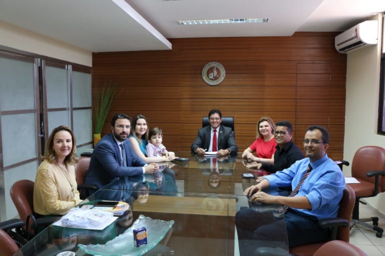 Pessoas sentadas em volta de uma mesa