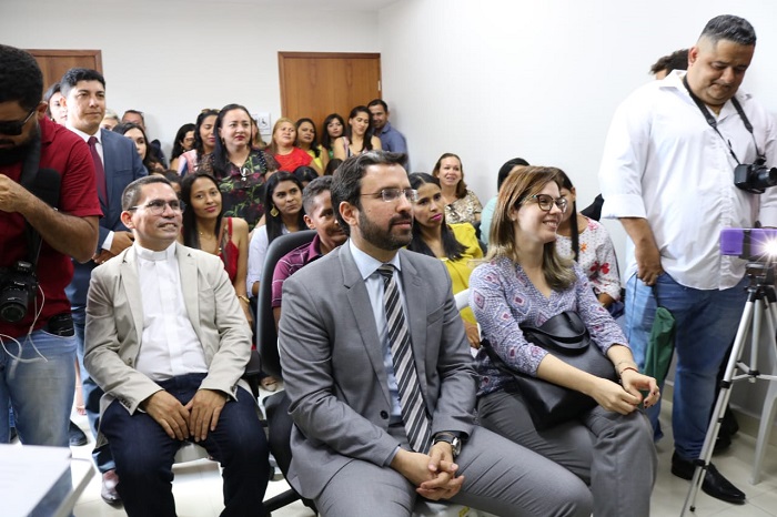 Pessoas reunidas durante solenidade 