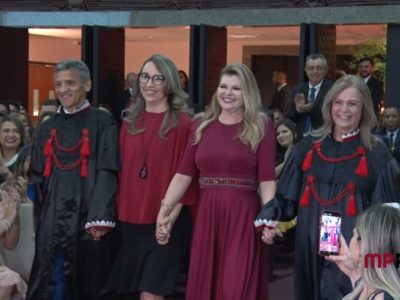 Pessoas de pé sorrindo
