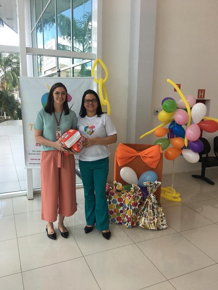 Duas mulheres de pé sorrindo 