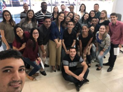 Pessoas felizes reunidas para foto