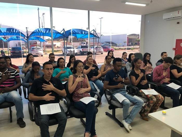Pessoas sentadas durante momento de meditação