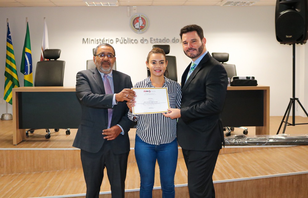 Palestrante recebendo certificado das mãos do coordenador do Procon/MPPI, o promotor de Justiça Nivaldo Ribeiro.