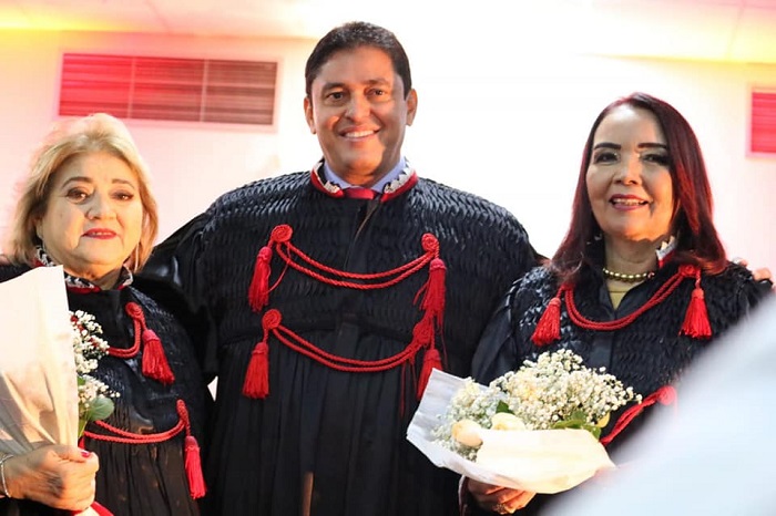 Mulheres recebendo flores durante homenagem
