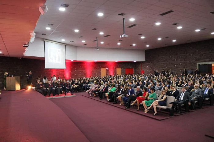 Auditório repleto de pessoas
