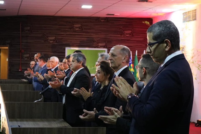 Pessoas aplaudindo 