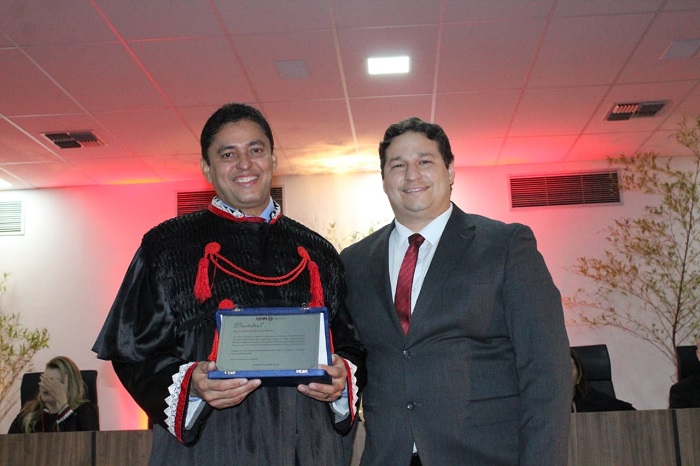 Homem recebendo homenagem