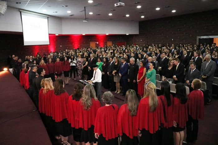 Grupo de pessoas cantando
