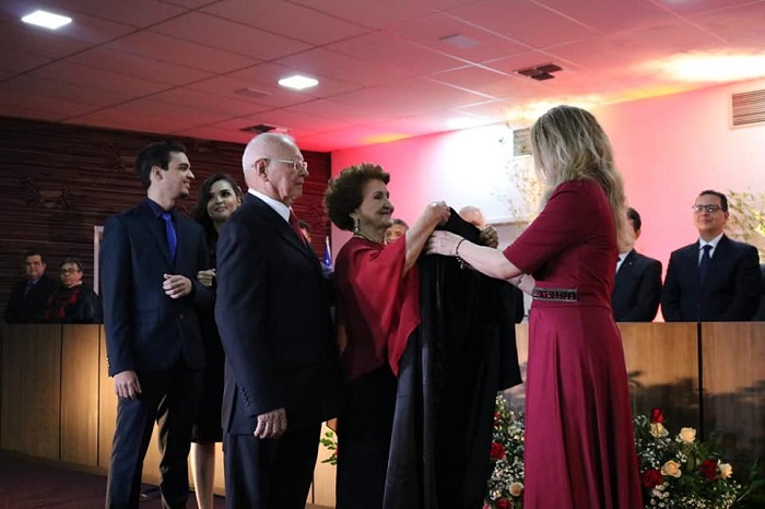 Pessoa impondo vestes talares em outra 