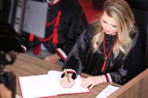 Mulher assinando documento