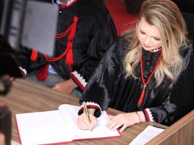 Mulher assinando documento