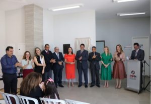 Pessoas de pé posando para foto