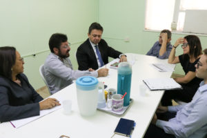 Promotor Eny durante reunião.