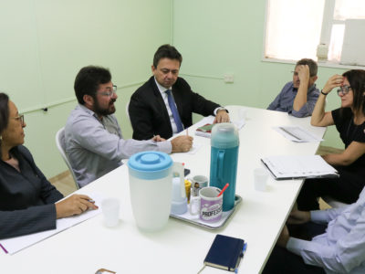 Promotor Eny durante reunião.