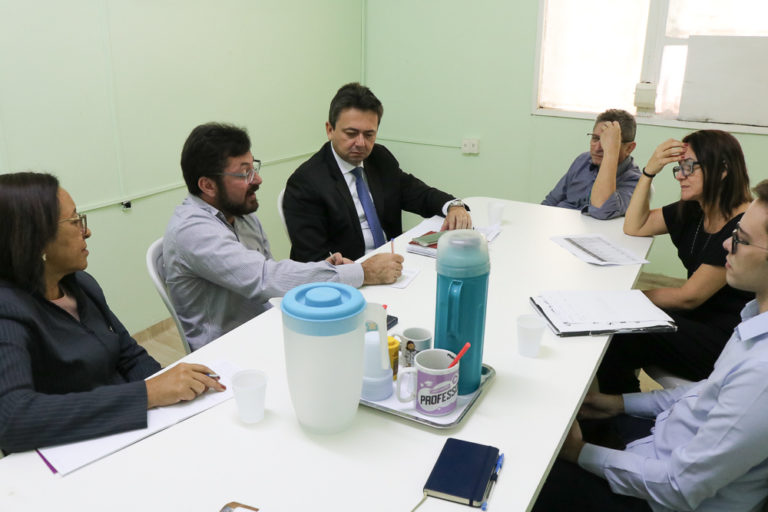 Promotor Eny durante reunião.
