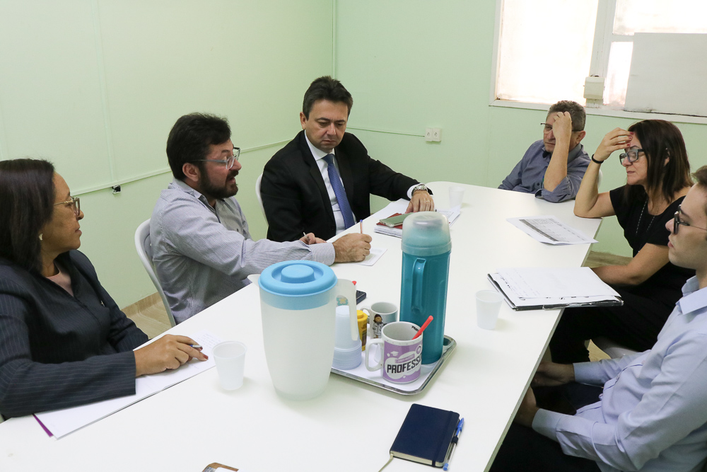 Promotor Eny durante reunião.