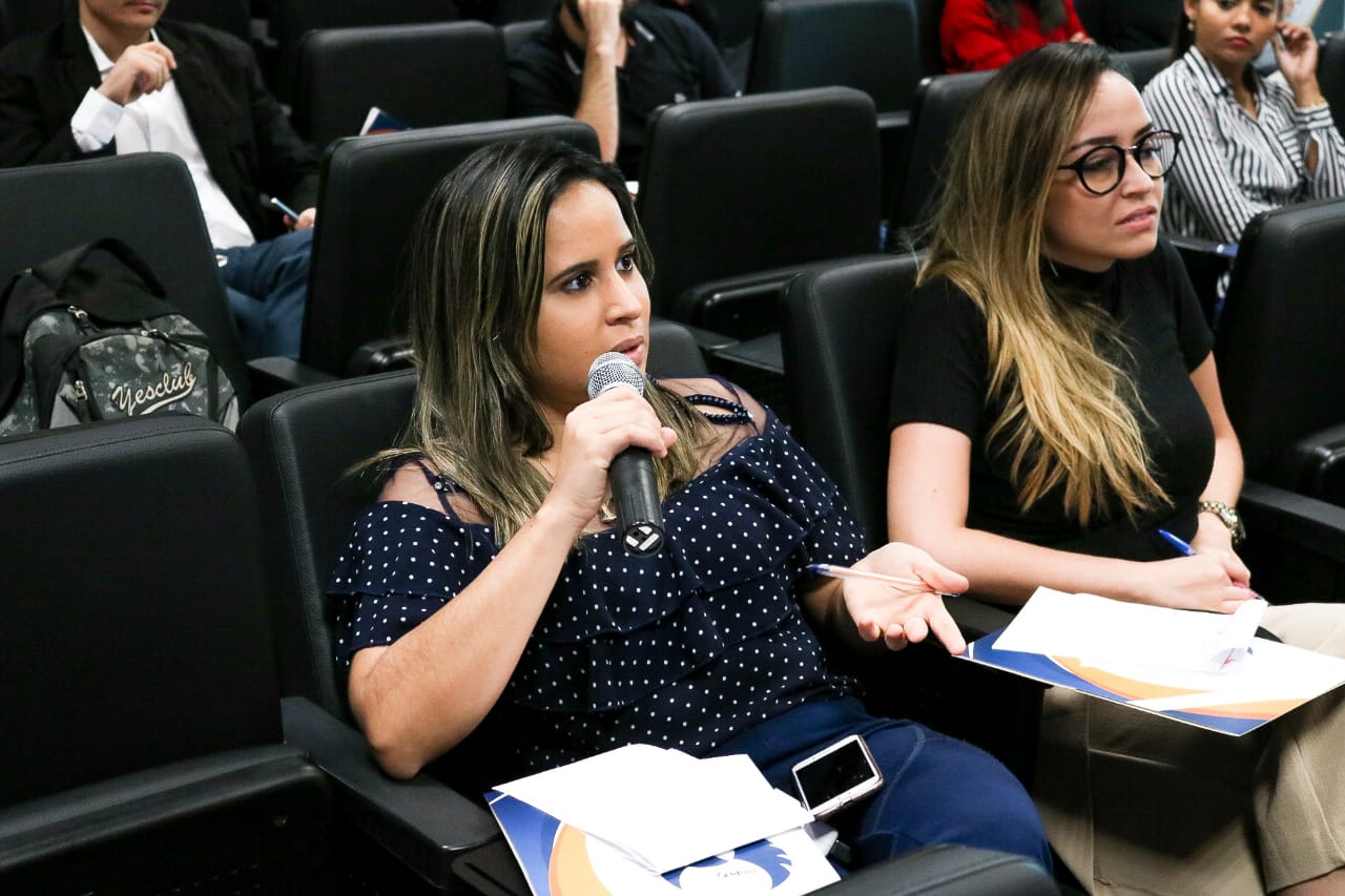 Servidora tira dúvidas com palestrante