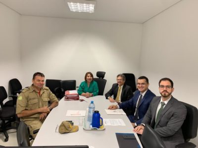 Pessoas sentadas ao redor de uma mesa
