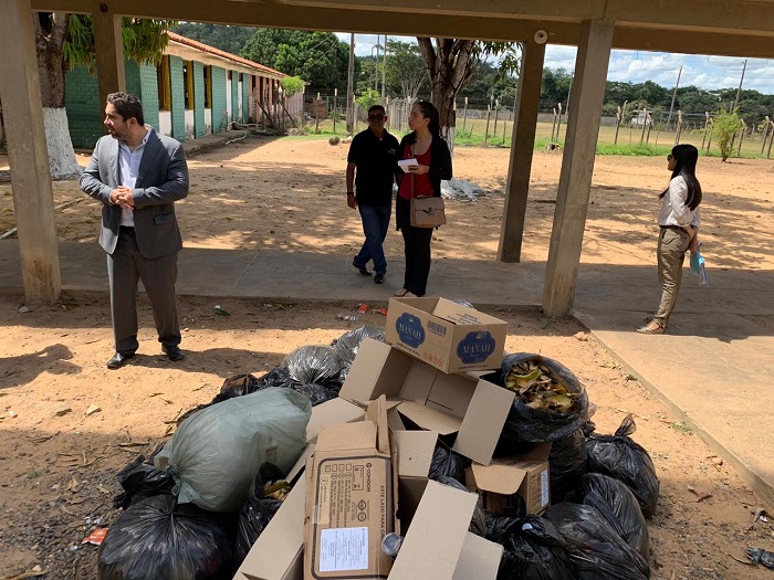Pessoas vistoriando unidade penal 