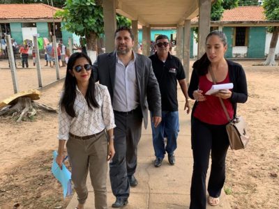 Pessoas caminhando em um corredor