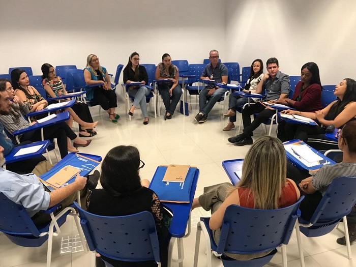 Pessoas sentadas em roda