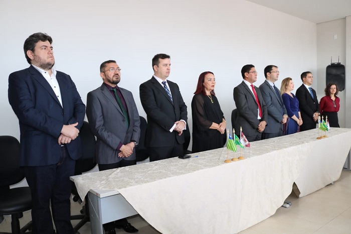 Pessoas de pé atrás de uma mesa 