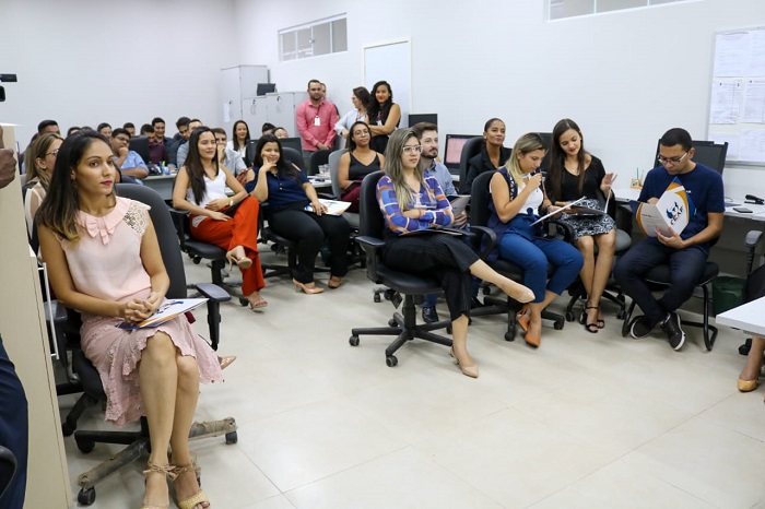Pessoas sentadas assistindo um treinamento 