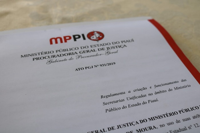 papel sobre uma mesa 