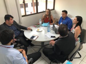 Pessoas sentadas em volta de uma mesa