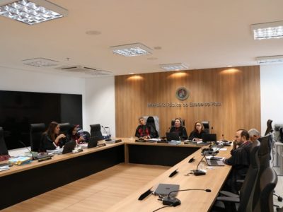 Pessoas sentadas em uma bancada