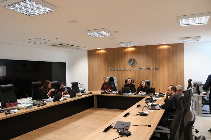Pessoas sentadas em uma bancada