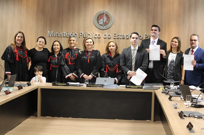 Pessoas de pé sorrindo 