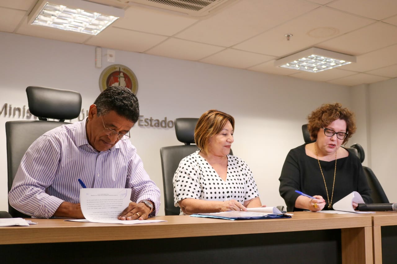 Pessoas assinando documentos
