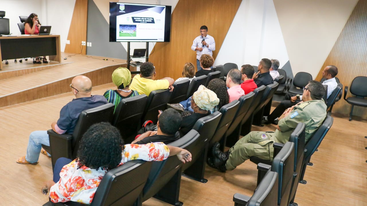Pessoas sentadas em auditório 