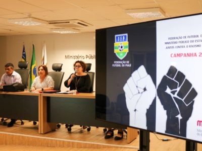 Pessoas sentadas em auditório