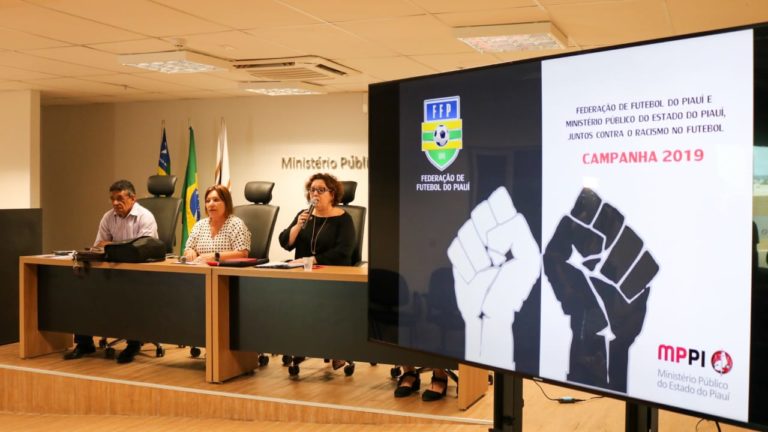 Pessoas sentadas em auditório