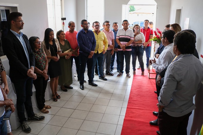Pessoas reunidas observando solenidade