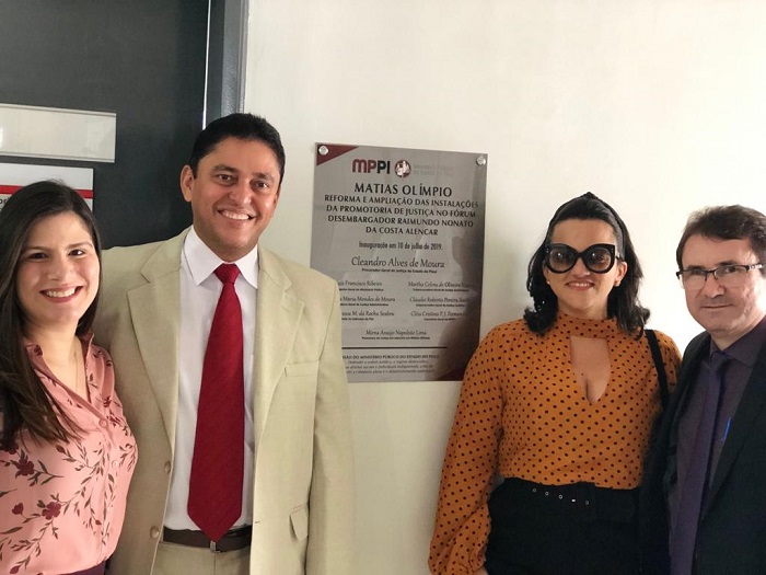 Pessoas posando para foto