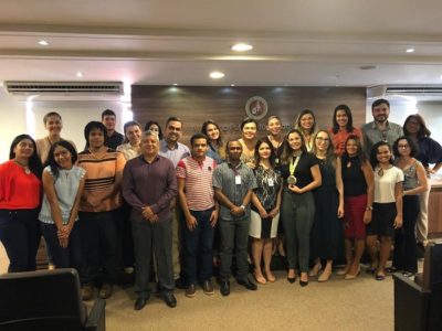 Pessoas reunidas posando para foto