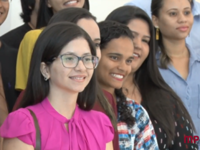 Pessoas de pé sorrindo