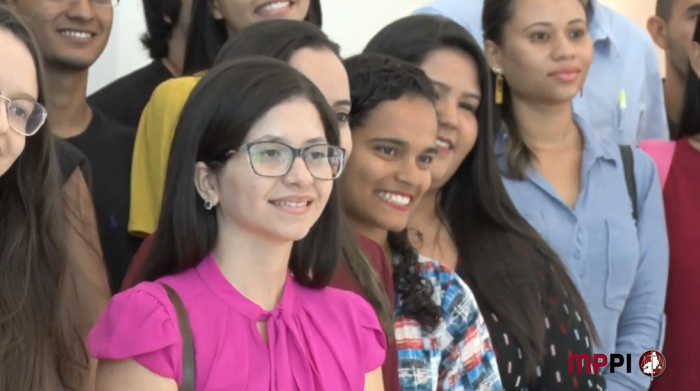 Pessoas de pé sorrindo