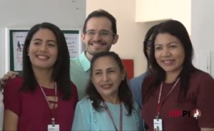 Pessoas de pé sorrindo