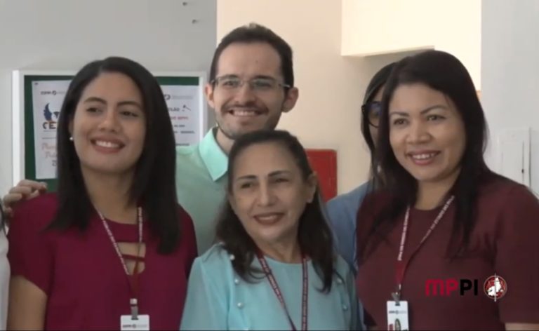 Pessoas de pé sorrindo