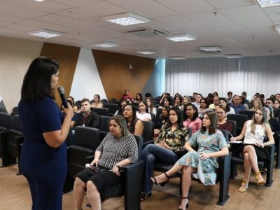 Mulher falando diante de plateia